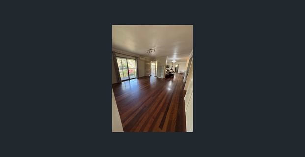 Beautiful 4 Bedroom House in Pristine Rainforest Setting - Photo 1