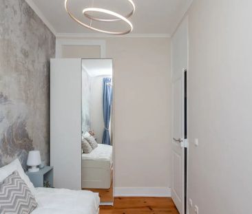 Room in a shared 6-bedroom apartment for rent in Lisbon, suitable for professionals and students. - Foto 3
