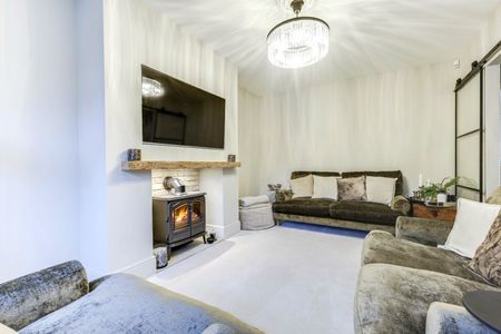 3 bedroom semi-detached house to rent - Photo 2