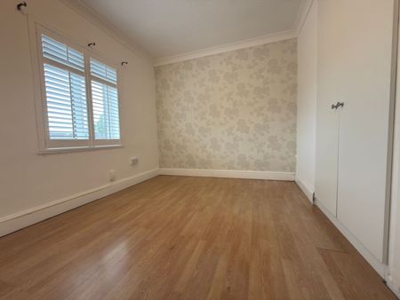Three bedroom family house chigwel - Photo 5