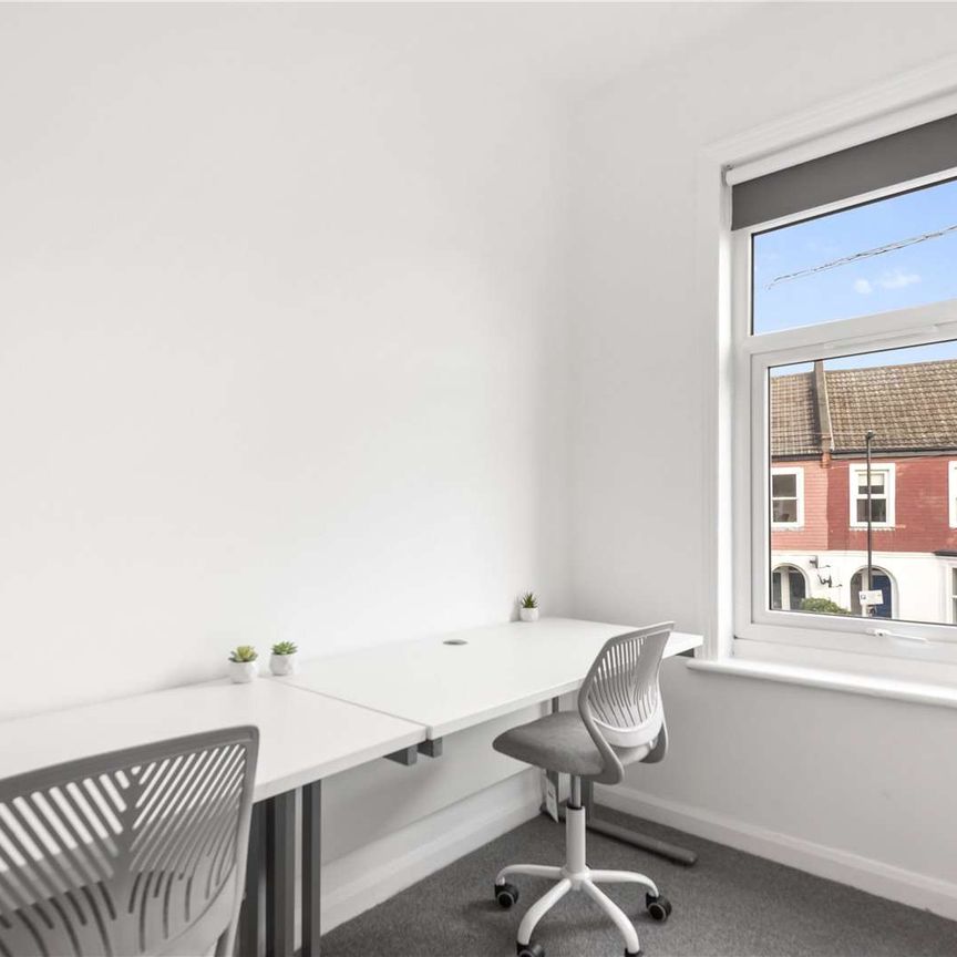 A two bedroom furnished flat with a study. - Photo 1
