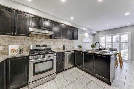 For Lease - 897 Miller Park Avenue, Bradford West Gwillimbury, Ontario - Photo 4