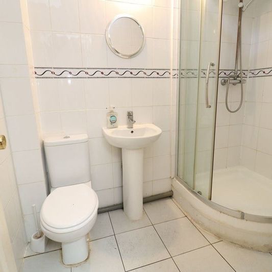 Room in a Shared Flat, Vicarage Lane, E15 - Photo 1