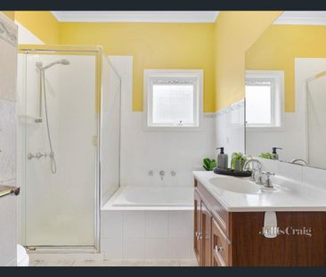 Charming weatherboard home in leafy Tintern precinct - Photo 6