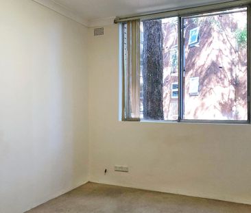 SPACIOUS TWO-BEDROOM APARTMENT IN A PRIME CROWS NEST LOCATION - Photo 3