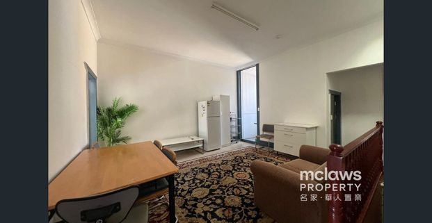 Stylish Top Floor unit Living in Rockdale - For rent - Photo 1