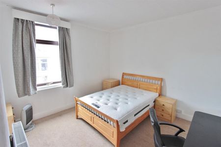 3 bedroom House To Let - Photo 5