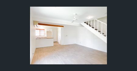 TOWNHOUSE WITH LARGE GRASSED COURTYARD - Photo 5