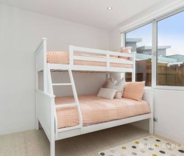 FULLY FURNISHED - 100m to Beach with Bay Views - Photo 5