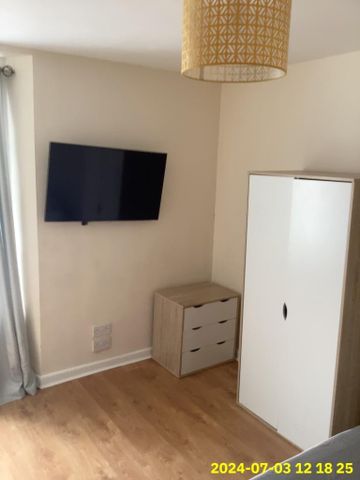 1 bedroom in a house share to rent - Photo 3