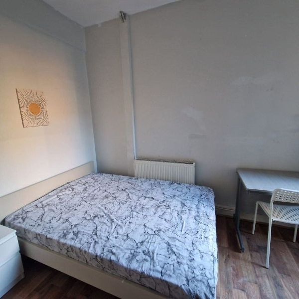 Room in a Shared House, La Rose Lane, N15 - Photo 1
