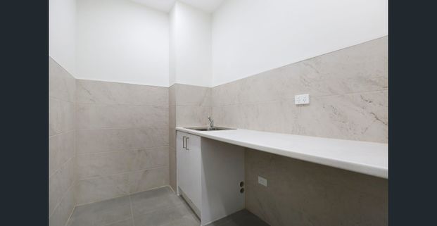 Stylish 3 Bedroom Townhouse - Photo 1