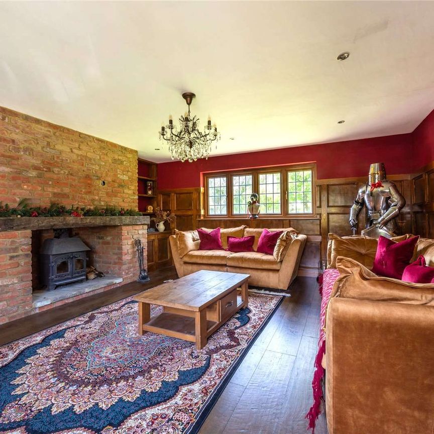 A unique family home in a tranquil setting, offering both modern living and easy access to excellent transport links and amenities. - Photo 1