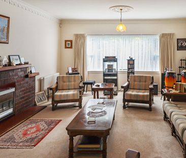 LARGE FAMILY HOME IN HEART OF LOWER HUTT - Photo 1