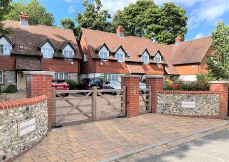 Maisonette to rent with 2 bedrooms, Queens Court, Walton On The Hill - Photo 2