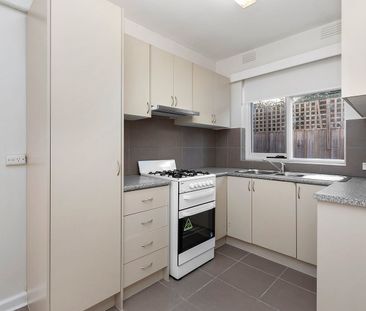 Spacious Ground Floor Apartment in Prime Balaclava Location **Appli... - Photo 1