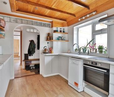 Larch Close - Photo 2