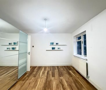 3 Bedroom House - Mid Terrace To Let - Photo 4