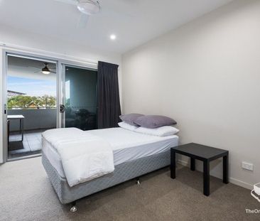 Break Lease Opportunity! UNFURNISHED Three Bedroom Apartment in Brisbane City - Photo 3