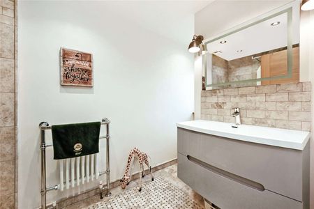 A brilliant two bedroom apartment on the Fulham Road close to all the local amenities. - Photo 2