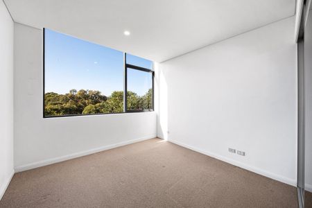 Spacious Two Bedroom Apt I Sunny Aspect I Pool & Gym - Photo 2