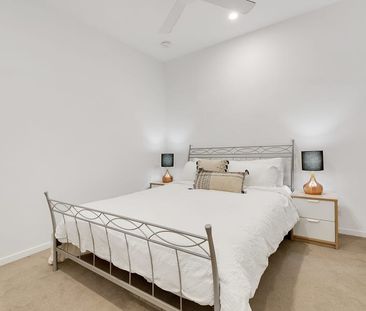 Modern Apartment with Spacious Balcony - Photo 5