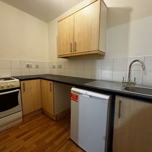 Studio Flat, Graham Road, SO14 - Photo 2
