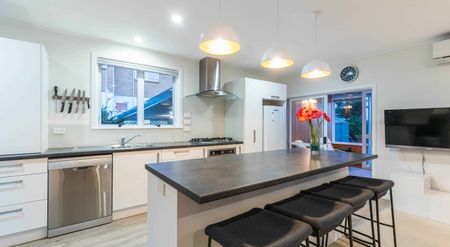 Stunning Mt Wellington Three Bed - Photo 5