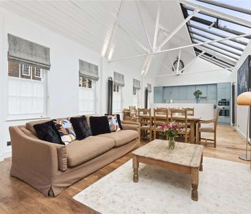 A very spacious two bedroom coach house, tucked away on one of Clap... - Photo 5