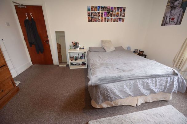 6 bedroom House in Hyde Park Terrace, Leeds - Photo 1