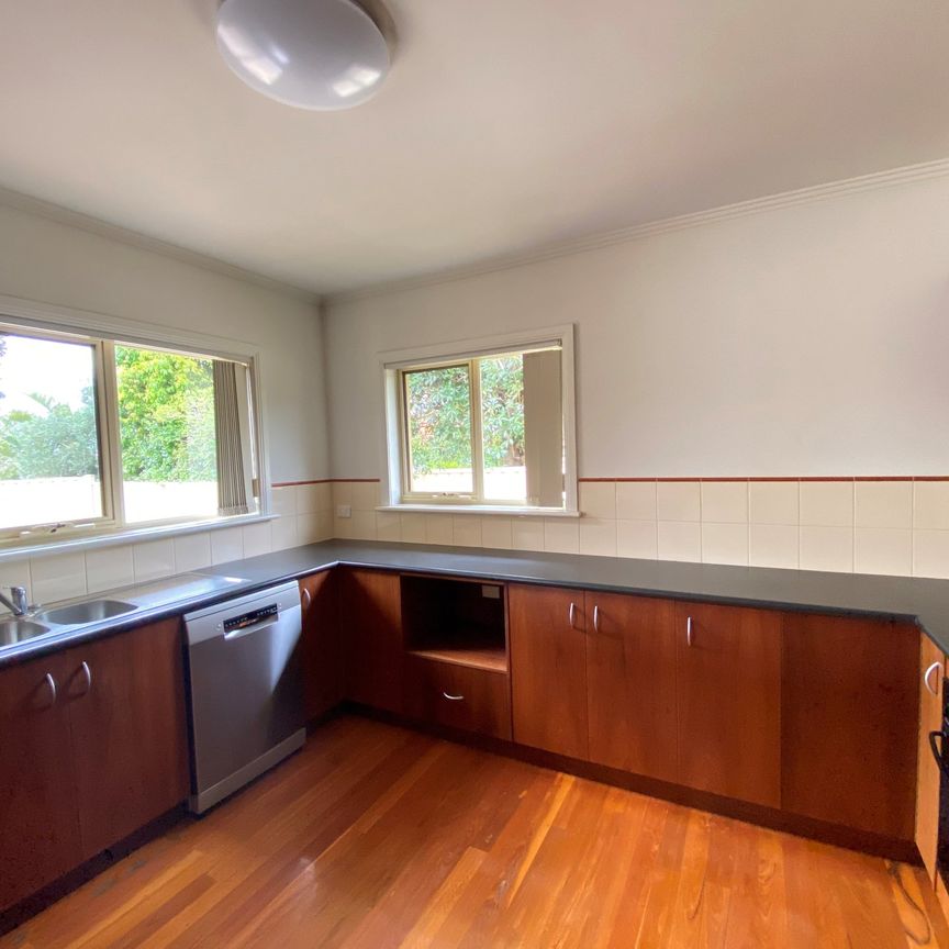 Low-Maintenance Townhouse in a Prime Essendon West Location - Photo 1