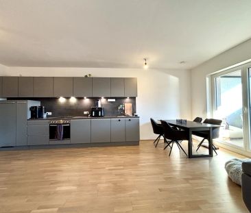 Dachgeschosswohnung mit vollausgestatteter Küche und 12 m² Loggia - Foto 1