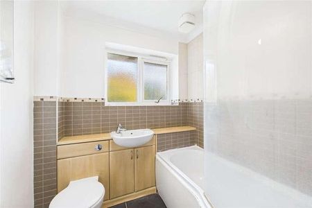 Inglewood Avenue, Camberley, Surrey, GU15 - Photo 4