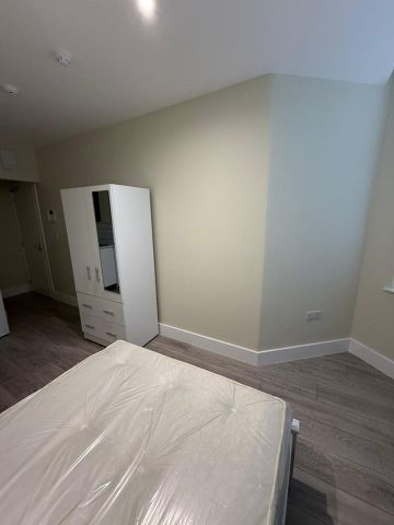 Studio Flat, Greenhill Road, NW10 - Photo 3