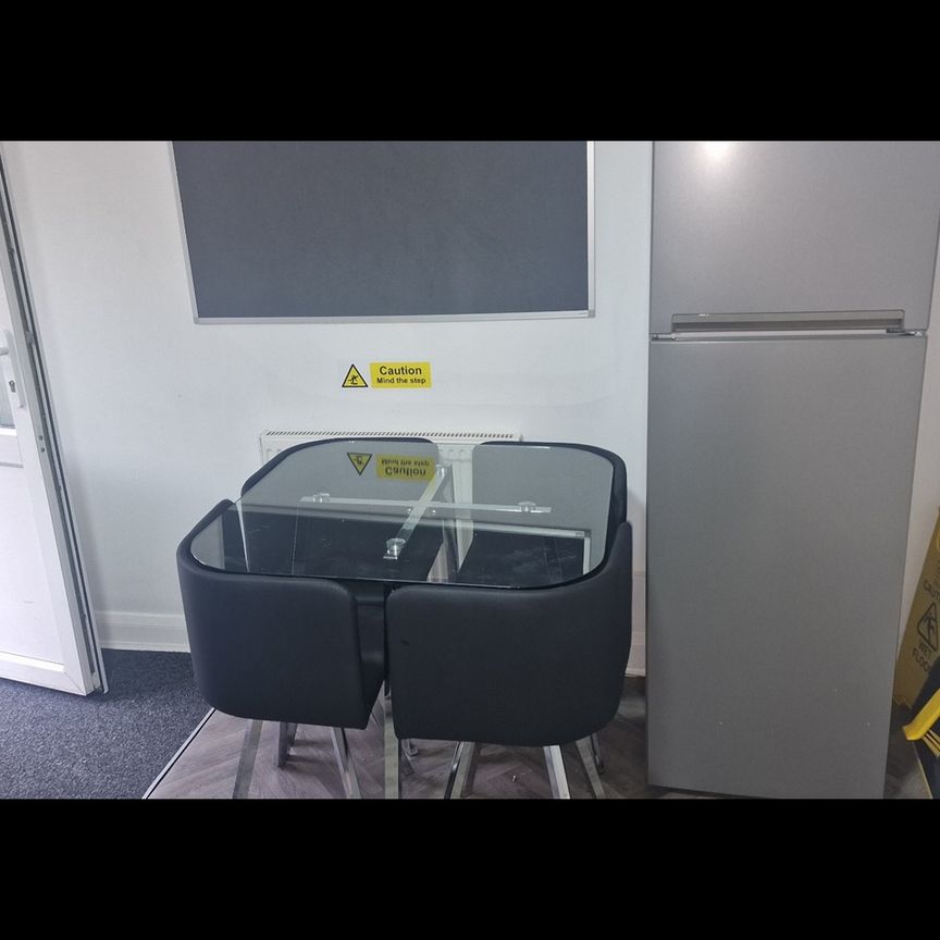 Room in a Shared Flat, Springfield Court, B28 - Photo 1