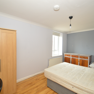 1 bedroom in a flat share to rent - Photo 2