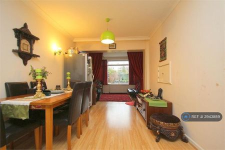 3 bedroom semi-detached house to rent - Photo 5