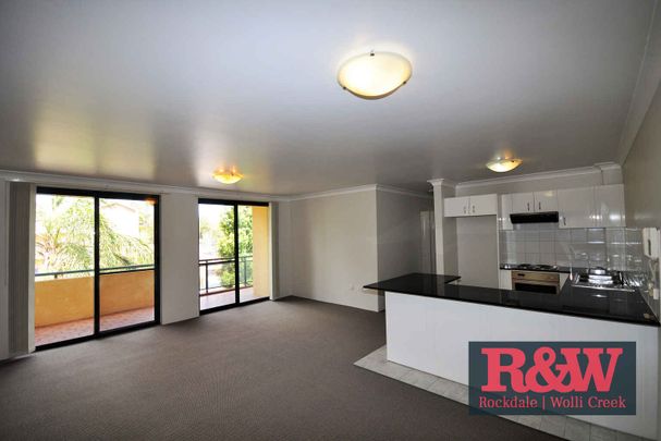 2 Bedroom Apartment with Spacious Living - Photo 1