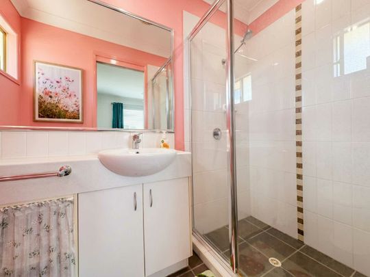Modern Townhouse Living in Secure Eagleby Complex with Air Conditioning & Private Courtyard - Photo 1