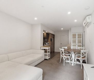 Modern Riverside Living – Stylish Apartment in East Perth - Photo 2