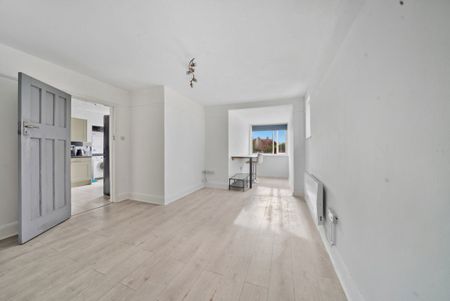 Flat 4, 12, The Parade, East Wittering - Photo 3