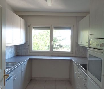 zentral gelegene 3.5-Zimmerwohnung mit Aussicht - befristet bis 31.... - Photo 4