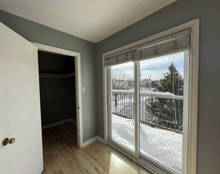 Royalvue - Lovely 3 Level, 4 Bedroom Townhouse in Dartmouth! - Photo 3