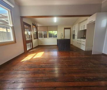 Where classic charm meets modern convenience - Photo 2