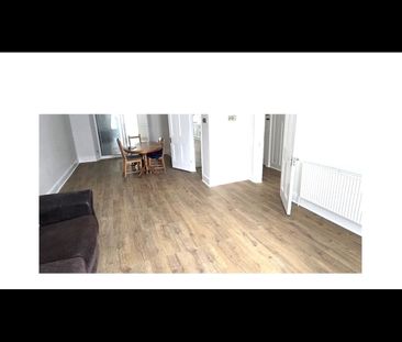 3 Bed Terraced House, Leamington Gardens, IG3 - Photo 4
