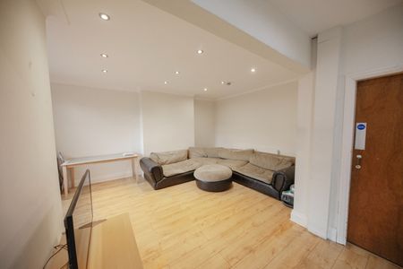 5 Bed Semi-Detached House, Laurel Bank Court, LS6 - Photo 4