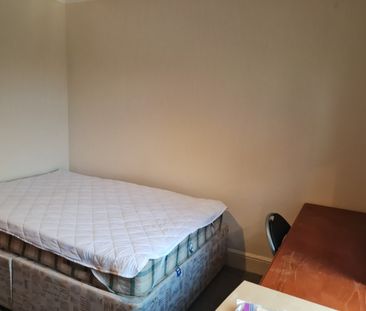 Large 4 Bed Student House - Photo 6