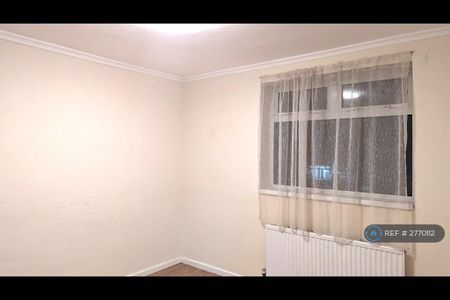 3 bedroom end of terrace house to rent - Photo 2