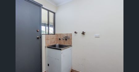 Well-appointed home in a neighbourhood filled with conveniences! - Photo 4