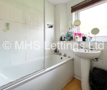 3 Bedroom Mid Terraced House for rent in St. Johns Close - Photo 3